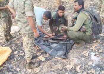 मोहला-मानपुर में नक्सल डंप बरामद, AK-47 और INSAS रायफल जब्त