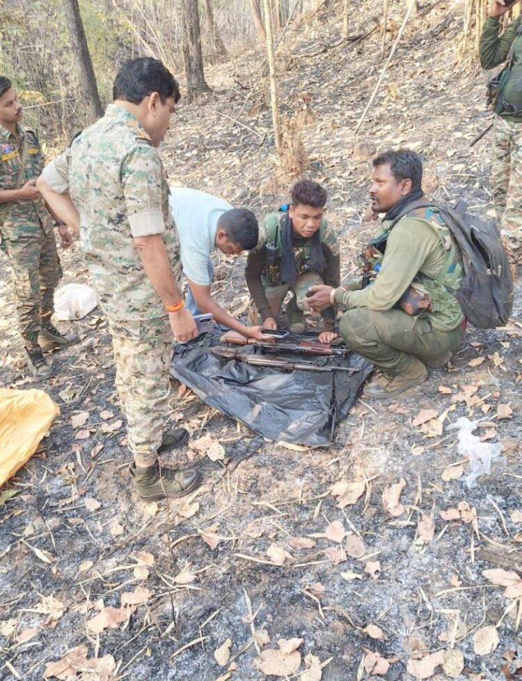 मोहला-मानपुर में नक्सल डंप बरामद, AK-47 और INSAS रायफल जब्त