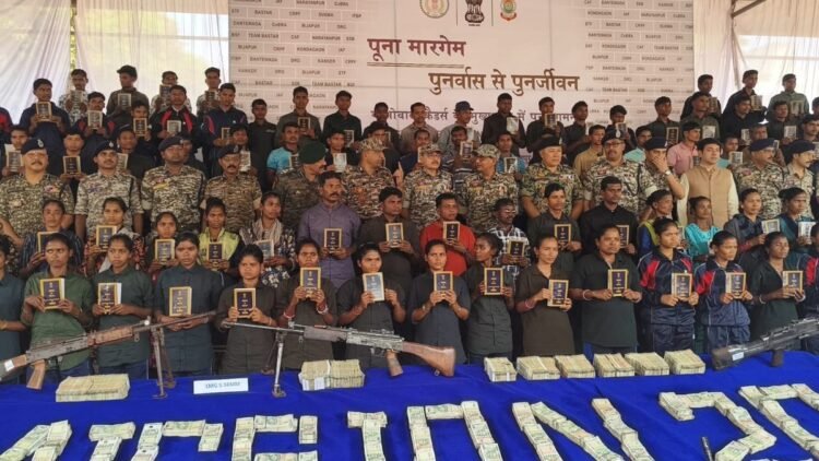 जगदलपुर में ₹3.29 करोड़ के इनामी 108 सशस्त्र माओवादियों ने किया आत्मसमर्पण, 44 महिला कैडर भी शामिल