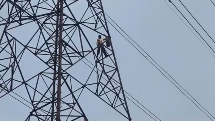 जमीन विवाद से परेशान किसान टावर पर चढ़ा, प्रशासन से लगाई न्याय की गुहार