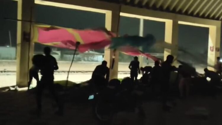 आंधी में उड़ा टेंट, फिर भी डटे अभ्यर्थी; 85 दिन से जारी आंदोलन