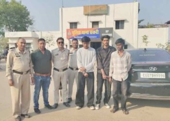 ओवरब्रिज पर शराब के नशे में बर्थडे पार्टी, युवती समेत 4 गिरफ्तार