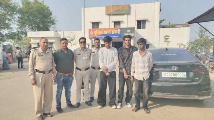 ओवरब्रिज पर शराब के नशे में बर्थडे पार्टी, युवती समेत 4 गिरफ्तार