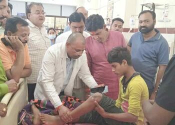 “घायल बच्चे से मिले मंत्री टंकराम वर्मा, बोले-दोषियों पर होगी कड़ी कार्रवाई”