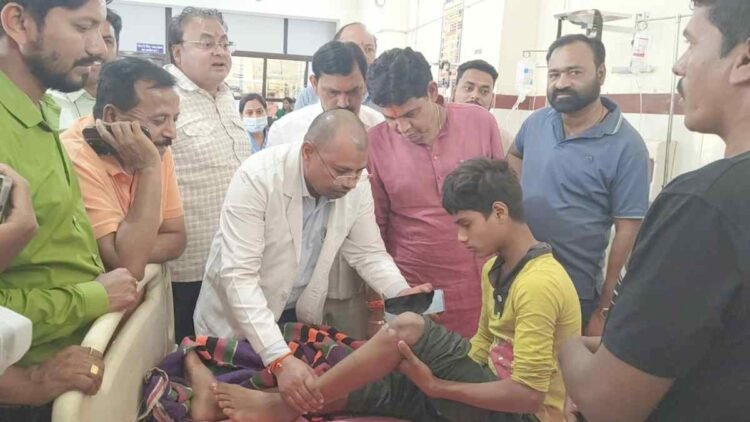 “घायल बच्चे से मिले मंत्री टंकराम वर्मा, बोले-दोषियों पर होगी कड़ी कार्रवाई”