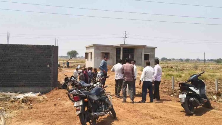 आरंग में रास्ता बंद, किसानों में आक्रोश-प्रशासन पर अनदेखी के आरोप