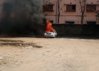 देखते ही देखते धू-धू कर जली कार, कचरे की आग बनी वजह