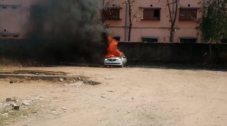 देखते ही देखते धू-धू कर जली कार, कचरे की आग बनी वजह