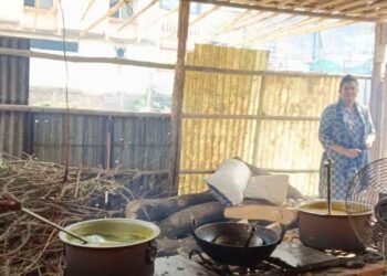 नवरात्र में गैस संकट: डोंगरगढ़ मंदिर में चूल्हों पर बन रहा भोजन