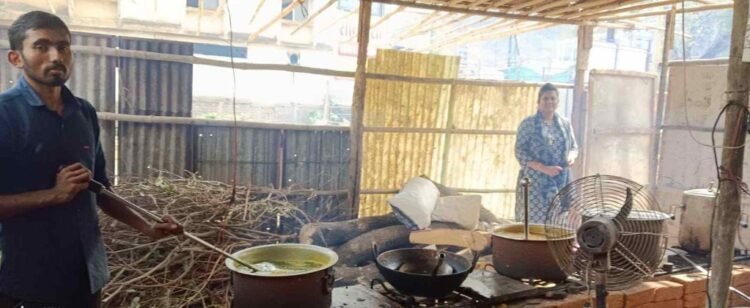 नवरात्र में गैस संकट: डोंगरगढ़ मंदिर में चूल्हों पर बन रहा भोजन