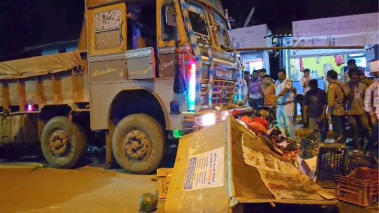 तेज रफ्तार ट्रक ने मचाई तबाही: दुकान में घुसा, मौके पर मौत, कई जख्मी