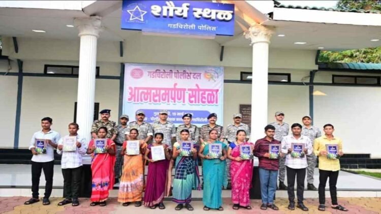 सुरक्षा बलों को बड़ी कामयाबी, DVCM समेत 11 नक्सलियों ने किया आत्मसमर्पण