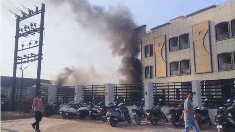 विधानसभा क्षेत्र स्थित होटल रॉयल कैसल में अचानक लगी भीषण आग