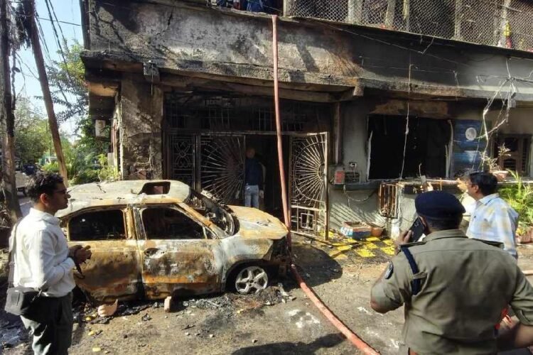 इंदौर में इलेक्ट्रिक कार चार्जिंग के दौरान घर जला, 8 मौतें, 4 घायल