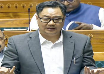 लोकसभा में कांग्रेस के हंगामे पर किरेन रिजिजू की तीखी प्रतिक्रिया, बोले- क्या एक आदमी पूरे देश का महाराजा है