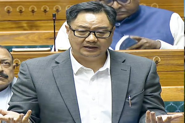 लोकसभा में कांग्रेस के हंगामे पर किरेन रिजिजू की तीखी प्रतिक्रिया, बोले- क्या एक आदमी पूरे देश का महाराजा है