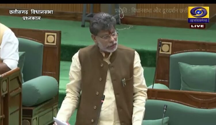 खस्ता हॉल सडक़ों पर किरण सिंह देव ने घेरा सरकार को