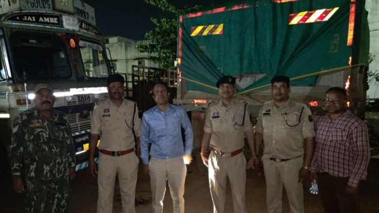 रेत माफिया पर रात में ‘स्ट्राइक’, हाइवा-जेसीबी और मशीनें जब्त