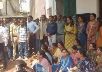 3-5 महीने से सैलरी नहीं, समग्र शिक्षा कार्यालय के सामने शिक्षकों का प्रदर्शन