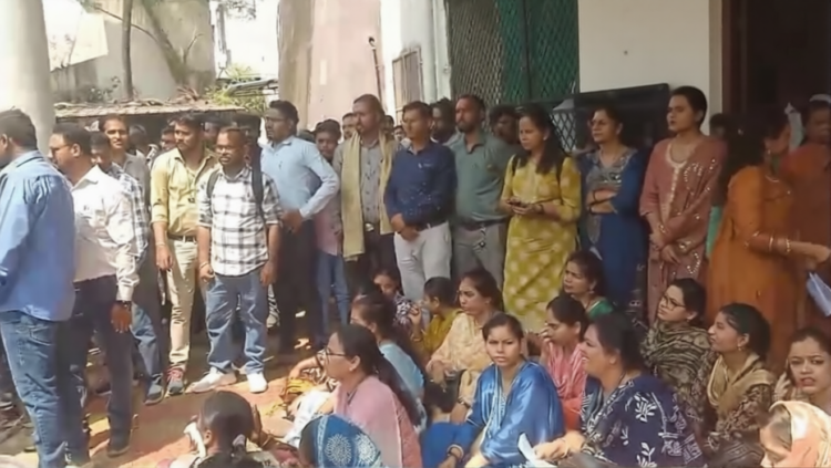 3-5 महीने से सैलरी नहीं, समग्र शिक्षा कार्यालय के सामने शिक्षकों का प्रदर्शन
