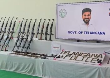 तेलंगाना में 124 नक्सलियों ने किया आत्मसमर्पण, हथियार भी किए जमा