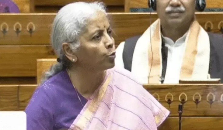 रुपये की गिरावट पर लोकसभा में हंगामा, वित्त मंत्री बोलीं-भारतीय मुद्रा का प्रदर्शन बेहतर