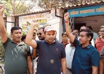 डेढ़ साल से अटका भुगतान, ठेकेदारों का PHE ऑफिस के सामने हंगामा