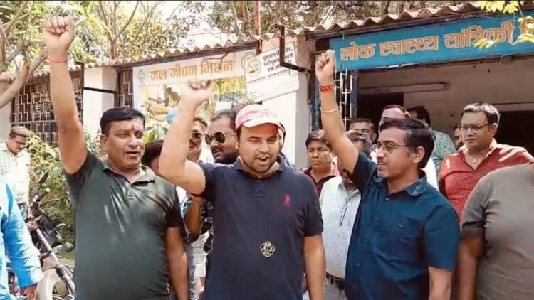 डेढ़ साल से अटका भुगतान, ठेकेदारों का PHE ऑफिस के सामने हंगामा