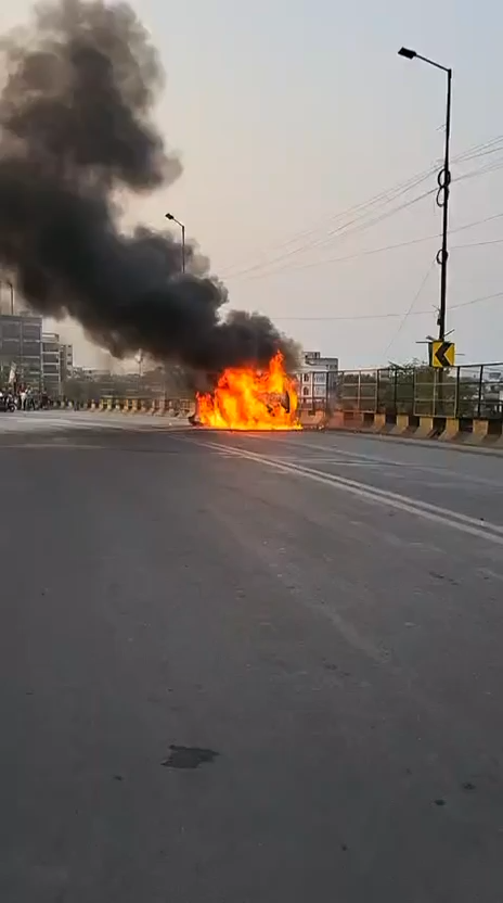चलती कार बनी आग का गोला, ड्राइवर की सूझबूझ से टली बड़ी दुर्घटना