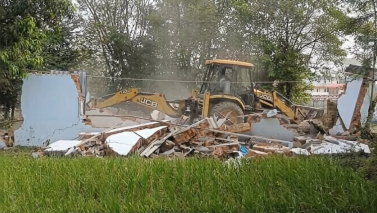 अंबिकापुर में अतिक्रमण पर बड़ी कार्रवाई, पथराव के बीच प्रशासन ने तोड़े मकान