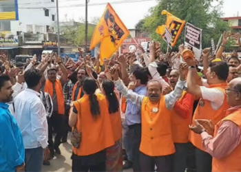 एफआईआर के विरोध में थाने पहुंचे सैकड़ों कार्यकर्ता, पुलिस के खिलाफ नारेबाजी