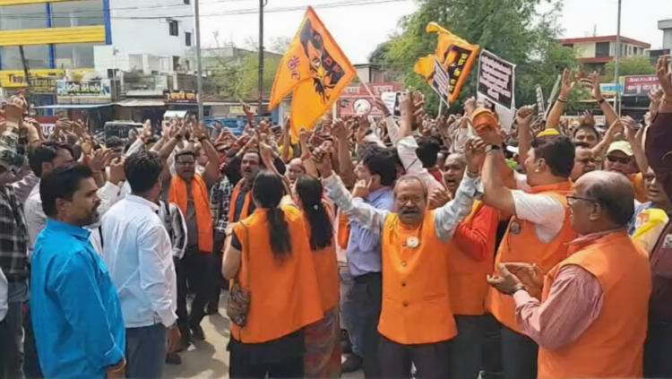 एफआईआर के विरोध में थाने पहुंचे सैकड़ों कार्यकर्ता, पुलिस के खिलाफ नारेबाजी