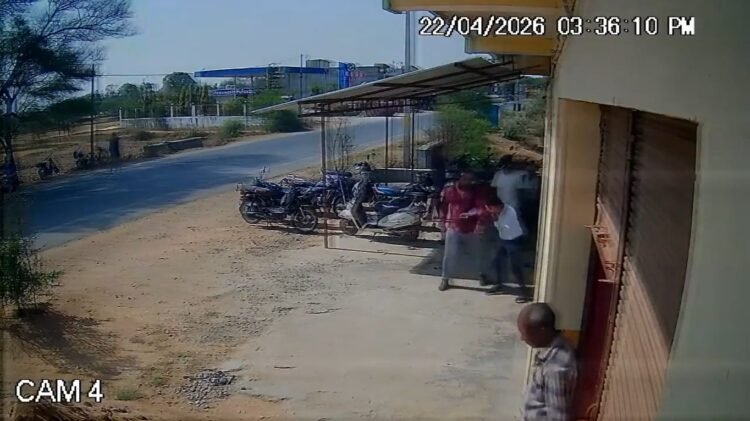 भू-माफियाओं के हौसले बुलंद: पटवारी दफ्तर में घुसकर हमला