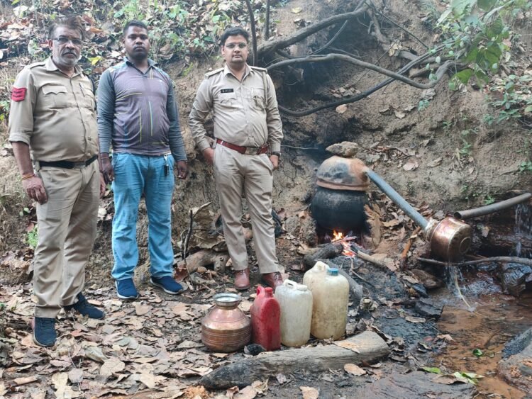 305 लीटर महुआ शराब और 1050 किलो लाहन जब्त,5 आरोपी जेल भेजे गए