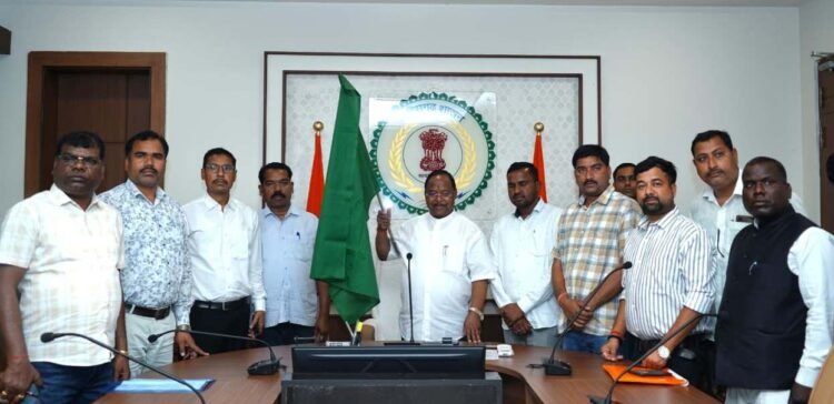 मंत्री नेताम ने बलरामपुर जिले के लिए वर्चुअल रूप से 9 नई एम्बुलेंस को दिखाई हरी झंडी