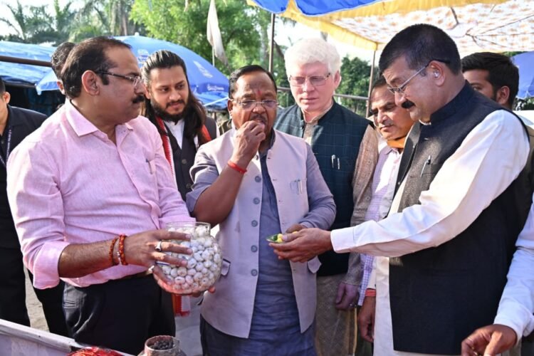 छत्तीसगढ़ बनेगा मखाना हब : कृषि मंत्री रामविचार नेताम ने लिंगाडीह में मखाना सेंटर का किया अवलोकन