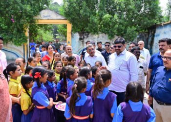 शिक्षा मंत्री गजेन्द्र यादव ने दुर्ग के प्राथमिक विद्यालय का किया निरीक्षण,बच्चों को पढ़ाई के लिए किया प्रोत्साहित किया