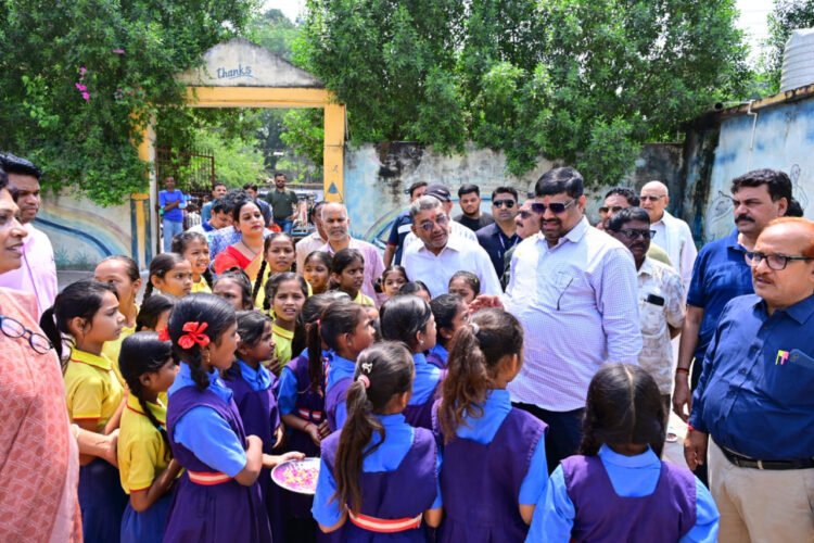 शिक्षा मंत्री गजेन्द्र यादव ने दुर्ग के प्राथमिक विद्यालय का किया निरीक्षण,बच्चों को पढ़ाई के लिए किया प्रोत्साहित किया