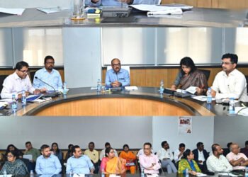 मुख्य सचिव ने लोक सेवा गारंटी अधिनियम के क्रियान्वन की समीक्षा की,कहा- जनता से जुड़ी सभी सेवाएं को लोक सेवा गारंटी अधिनियम के दायरे में होना चाहिए