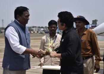 भारत रत्न सचिन तेंदुलकर का एयरपोर्ट में आत्मीय स्वागत