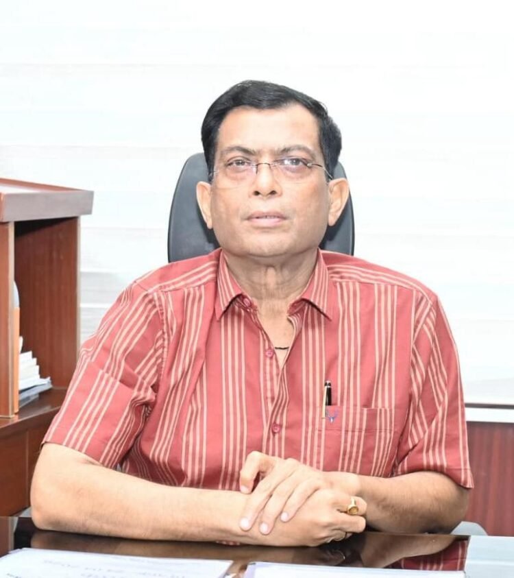 आगामी मई-जून में संभावित स्थानीय निकायों के आम/उप निर्वाचन की तैयारियों के संबंध में राज्य निर्वाचन आयुक्त अजय सिंह द्वारा ली गई उच्च स्तरीय बैठक