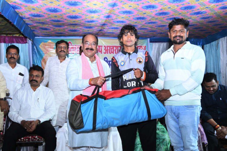 उप मुख्यमंत्री ने पांच टीमों को प्रदान किए क्रिकेट किट,कहा-हर प्रतिभा को मिलेगा मंच, उत्कृष्ट खिलाड़ियों का संवरेगा भविष्य