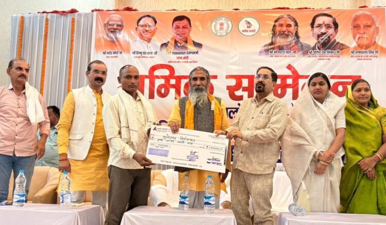 शासन श्रमिकों के मेहनत की कीमत समझती है, उन्हें योजनाओं का लाभ दे रही है: सांसद भोजराज नाग