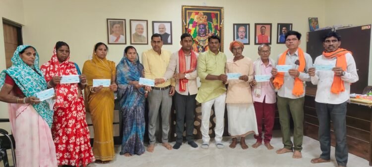 उप मुख्यमंत्री विजय शर्मा के विशेष प्रयासों से कबीरधाम के 872 जरूरतमंदों को मिली आर्थिक सहायता,हितग्राहियों को 97 लाख रुपए से अधिक के चेक का हुआ वितरण