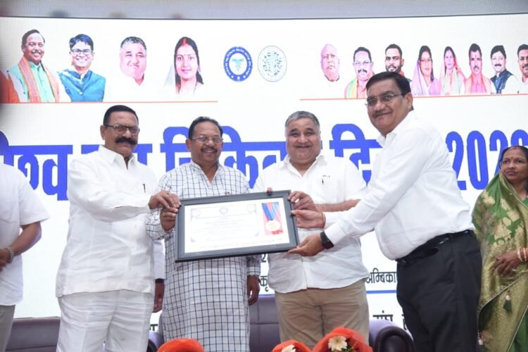 विश्व पशु चिकित्सा दिवस पर मूक प्राणियों के संरक्षक हुए सम्मानित,मंत्री राजेश अग्रवाल ने कहा-ग्रामीण अर्थव्यवस्था का मजबूत आधार स्तंभ हमारा पशुधन