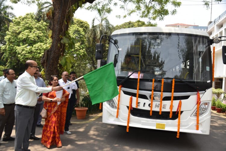 राज्यपाल डेका ने खैरागढ़ विश्वविद्यालय की नई बस को दिखाई हरी झंडी,संगीत विश्वविद्यालय के विद्यार्थियों को मिलेगी सुविधा