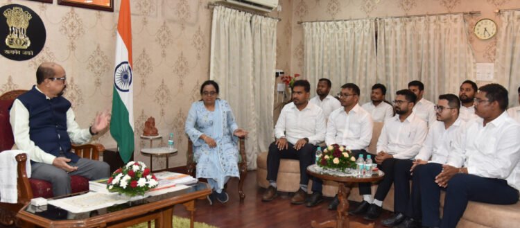 राज्यपाल डेका से प्रशिक्षणरत नायब तहसीलदारों ने की सौजन्य भेंट