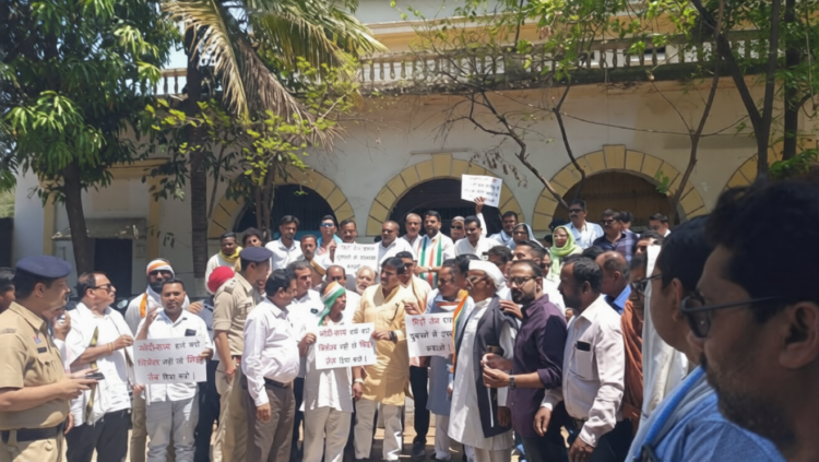 पेंशन नहीं मिलने पर कांग्रेस का कलेक्ट्रेट घेराव, 14 दिन में समाधान की चेतावनी