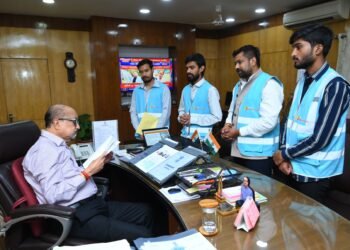 राज्यपाल डेका से फिल परमार्थ आश्रम के संस्थापक ने की भेंट