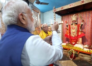 बंगाल चुनाव: दूसरे चरण से पहले पीएम मोदी का रोड शो, काली मंदिर में पूजा से शुरू किया प्रचार